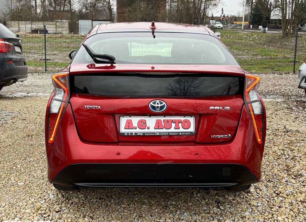 Toyota Prius cena 69900 przebieg: 141000, rok produkcji 2016 z Rawicz małe 301